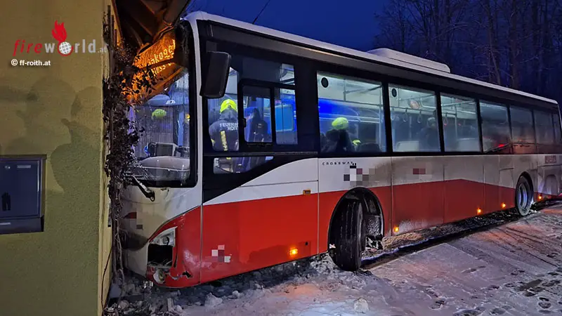 O-Autobus-kracht-in-Ebensee-gegen-Geb-ude