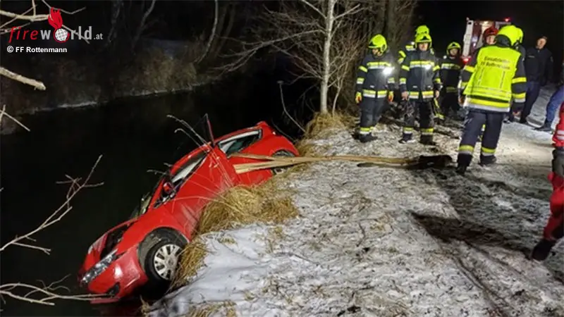 Stmk-Personenrettung-aus-Auto-das-in-Bach-zu-rutschen-drohte