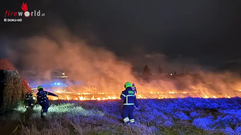 N-Feldbrand-am-Abend-des-Silvestertages-in-Schwechat