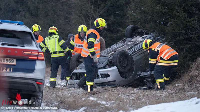 o-pkw-dachlandung-auf-b-126-bei-sonnberg-im-m-hlkreis