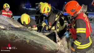 StFlorianVu1 Oö: Personenrettung bei Pkw-Unfall auf der B 137 in St. Florian am Inn