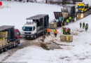 Oö: Anhänger mit rund 2.000 Hühnern auf rutschiger Straße umgestürzt