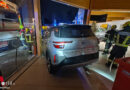 Nö: Auto katapultiert Pkw durch Schaufenster in Neuwagen-Raum