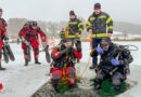 Oö | Sbg: Feuerwehren, Polizei, Feuerwehrtaucher und Drohnen bei Eisrettungsübung