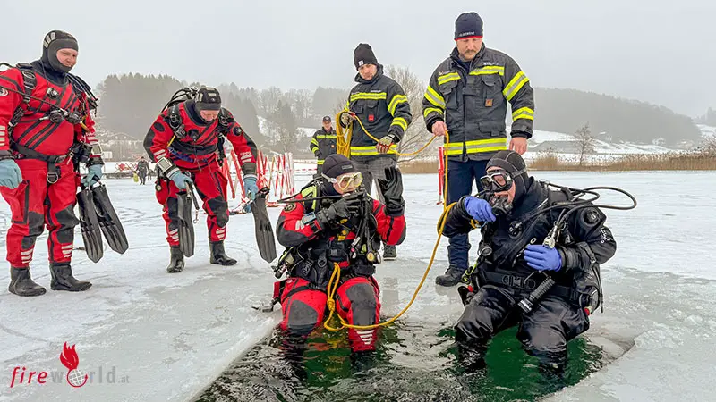 O-Sbg-Feuerwehren-Polizei-Feuerwehrtaucher-und-Drohnen-bei-Eisrettungs-bung