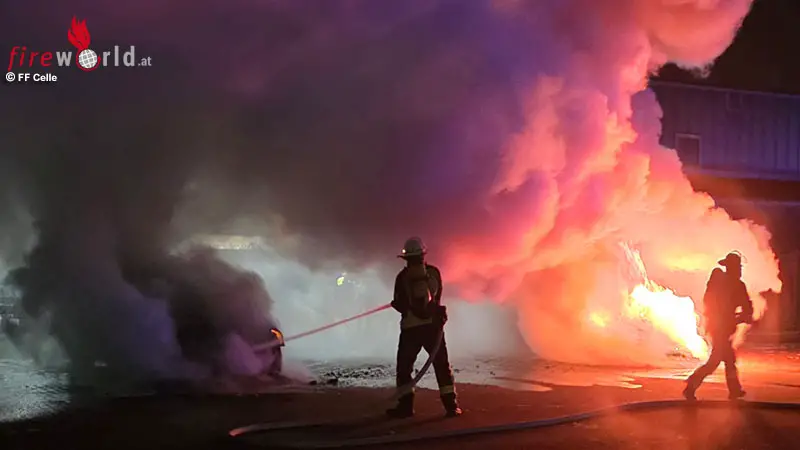 D-Zwei-Pkws-brennen-in-der-Nacht-in-Celle