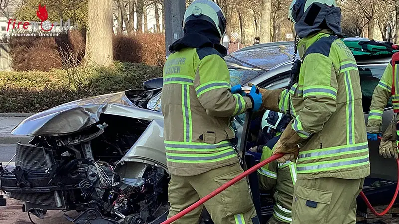 D-Feuerwehr-Dresden-befreit-eingeklemmten-Fahrer