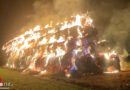 D: 310 Heuballen brennen in Dortmund-Asseln → Feuerwehr lässt abbrennen