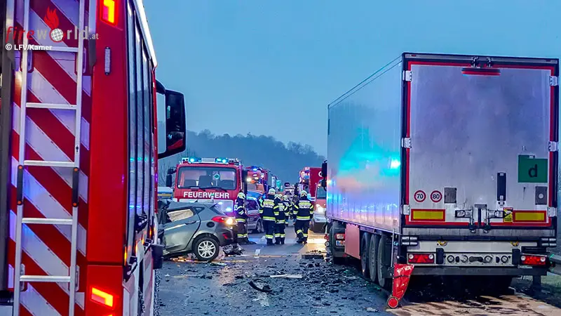 Stmk-Pkw-prallt-in-Feldbach-gegen-Lkw-ein-Toter-18-