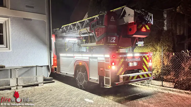 O-Falke-in-St-Georgen-im-Attergau-von-Feuerwehr-aus-Notlage-befreit