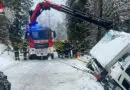 Oö: Millimeterarbeit bei der Bergung eines verunfallten Lastwagens auf der Höss Bergstraße