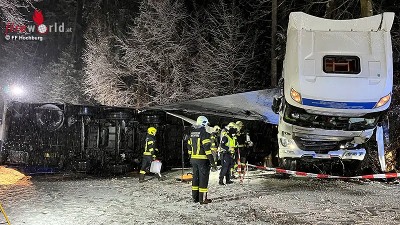 O-Lkw-berschlag-auf-schneeglatter-Fahrbahn-aufwendiger-Bergungseinsatz-auf-der-L501
