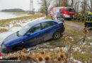 Oö: Pkw in Hörsching teilweise im Bach gelandet