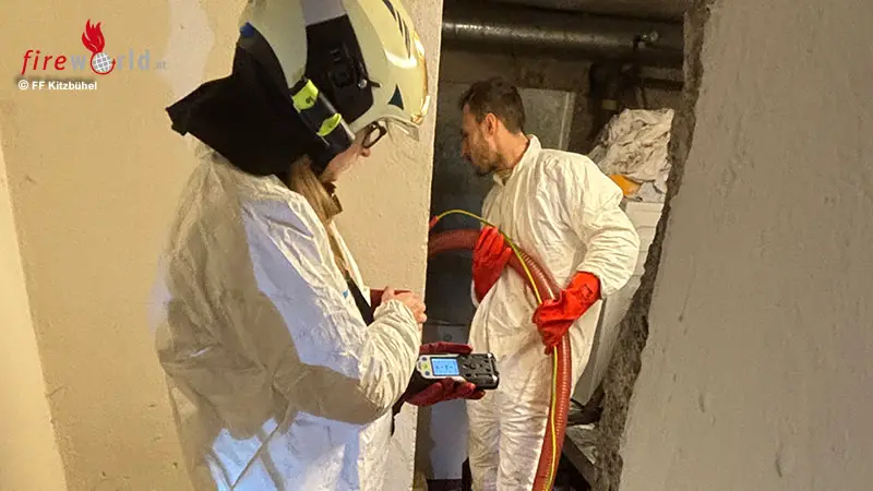 Tirol-Gr-ere-Mengen-Heiz-l-in-Wohngeb-ude-in-Kitzb-hel-ausgetreten