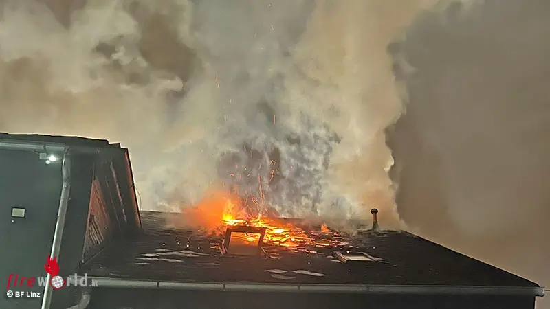 O-Feuer-am-Dach-im-Frankviertel-in-Linz