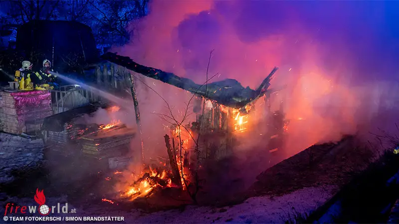 O-Gartenh-tte-neben-Wohnhaus-in-Pregarten-in-Vollbrand