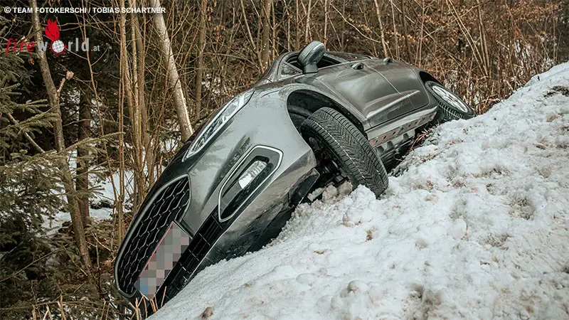 O-Pkw-Bergung-nach-Unfall-auf-spiegelglatter-Fahrbahn