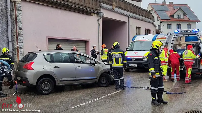 N-Pkw-kollidiert-nach-Auffahrunfall-in-Puchberg-am-Schneeberg-mit-Hauswand