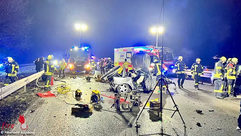 Bayern-Eingeklemmte-Person-nach-Kollision-zweier-Autos-auf-B-17-bei-Augsburg