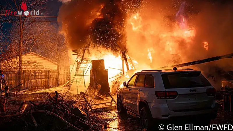 USA-Ausgedehnter-Werkst-tten-Gro-brand-mit-Geb-udeeinsturz-in-Fort-Worth-2-Alarm