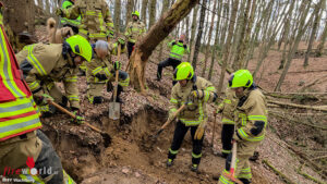 26-035-01f D: Feuerwehr Wachtberg befreit Hund aus Fuchsbau in einem Waldstück