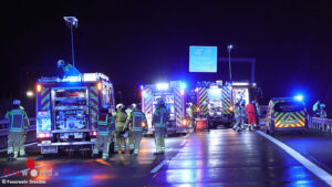 DresdenVu D: Zwei Personen sowie ein Hund aus auf BAB 4 bei Dresden überschlagenem Transporter befreit