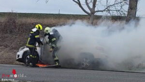 GutenbrunnPkwbr1 Nö: Autobrand auf der Landesstraße zwischen Gutenbrunn und Unterwinden