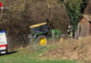 Nö: Person in Herzogenburg zwischen Traktor und Anhänger eingeklemmt