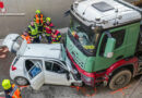 Oö: Pkw klemmt nach Frontalkollision teilweise unter Lastwagen → schwierige Personenrettung