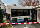 Schweiz: Bus landet nach Unfall in Münichwilen im Außenbereich einer Bäckerei