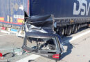 D: Pkw prallt auf A 1 ungebremst auf Sattelschlepper auf → Mercedes schiebt sich durch Auflieger durch