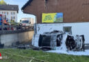 Schweiz: Pkw schleudert gegen Stallfassade → Autobrand und drei teils Schwerverletzte in Altendorf