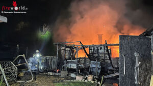 D: Massives Gartenhaus in Bremerhaven in Flammen