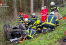 Oö: 26-Jähriger nach Pkw-Mehrfachüberschlag auf der B 1 bei Timelkam eingeklemmt