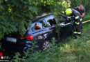 Oö: Auto nach Unfall auf Salzkammergutstraße bei Regau in Böschung gelandet