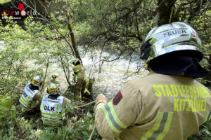 2026_05_31_tierrettung_ffkitz_1_3 Tirol: Hund in Kitzbühel aus Fluss gerettet