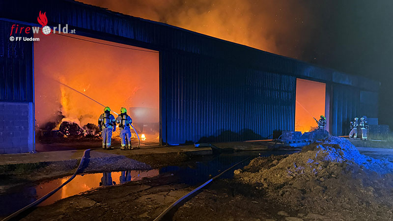 D-Aufwendiger-Einsatz-bei-Gro-brand-einer-landwirtschaftlichen-Halle-in-Uedem