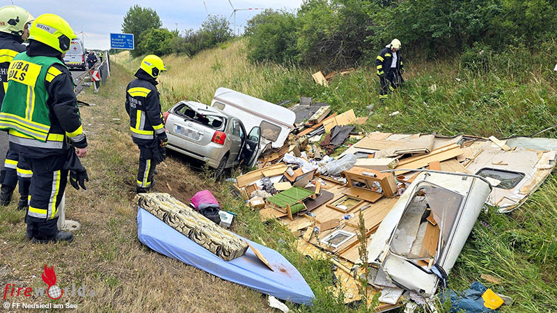 Bgld-V-llig-zerfetzter-Wohnwagenanh-nger-bei-Verkehrsunfall-auf-der-A4-bei-Gols