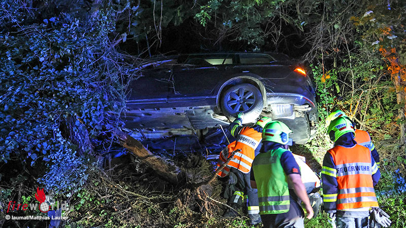 O-Auto-steckt-bei-Wei-kirchen-an-der-Traun-regelrecht-in-Waldb-schung