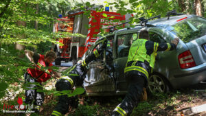 20260619_laumatat_998A5904 Oö: Auto in einem Waldstück bei Natternbach gegen Baum gekracht