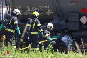 O�: Feuerwehr bei br�tender Hitze bei Schadstoffaustritt aus Kesselwaggon in Wels im Einsatz