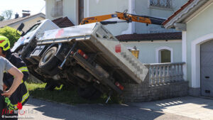 O�: Gekippter Lkw mit Ladekran bei Wohnhaus in Krenglbach