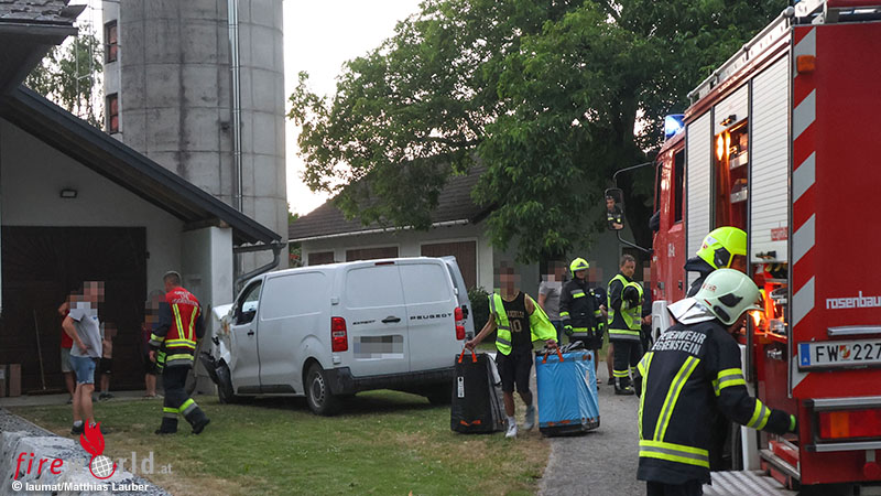 O-Paketwagen-touchiert-Baum-Auto-und-kracht-gegen-Garagenmauer