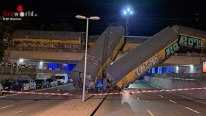 2026_06_20_Schleißheimer_Straße_004_presse Bayern: Güterwaggons bei Zugsunfall mit einem Toten von Brücke gestürzt