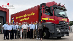 D: Neuer Fahrschul-Lkw st�rkt Ausbildung der Feuerwehrkr�fte in Geestland