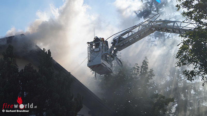 N-Schwei-treibender-Einsatz-bei-Brand-in-Einfamilienhaus-in-Gloggnitz
