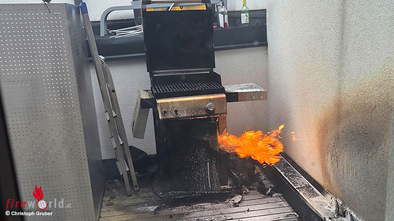 N-Griller-und-Gasflasche-fingen-Feuer-Brandeinsatz-in-Krems