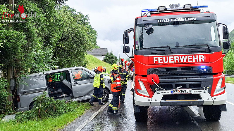 O-Kollision-Pkw-Kleinbus-auf-B-145-in-Bad-Goisern-forderte-Verletzte