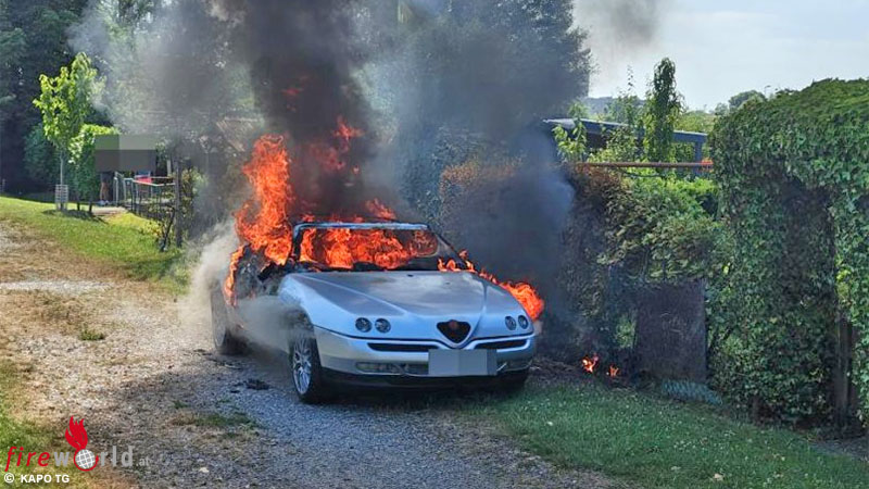 Schweiz-Brennender-Pkw-in-Kreuzlingen-setzt-auch-Hecke-in-Brand