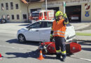 Stmk: Motorrad fährt vor Feuerwehrhaus auf Pkw auf: Feuerwehr Neuberg leistet umgehend Erste Hilfe